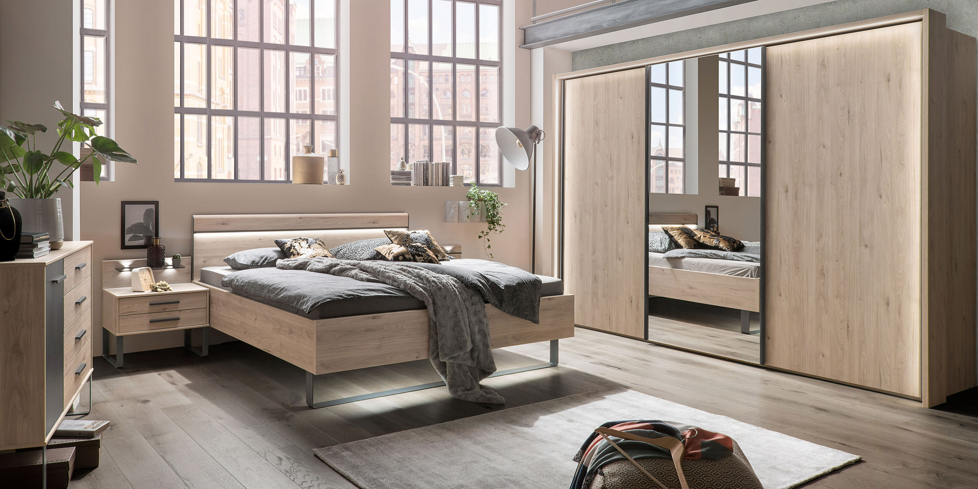 csm_BRUESSEL_Steineiche_Schiefer_Schwebetuerenschrank_300cm_1_Spiegeltuer_Schiefer_Bett_180x200cm_Holz-Kopfteil_Naka_60cm_2_SK_auf_Kufen_Kombikommode_6286eb5020